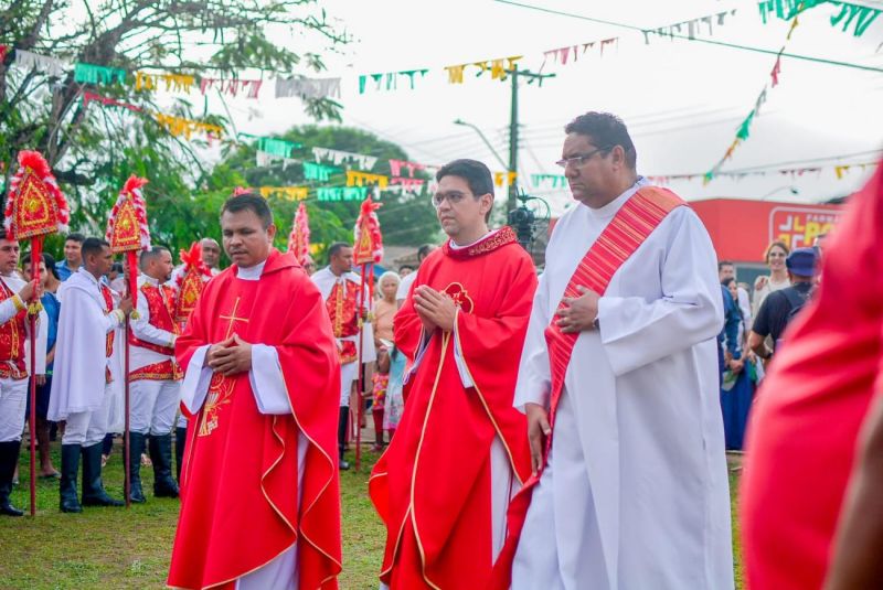 Missa celebra a fé do povo de Mazagão Velho no Dia de São Tiago.

Em 2024, festividade completa 247 anos de tradição e recebe apoio do Governo do Amapá. <div class='credito_fotos'>Foto: Maksuel Martins/GEA   |   <a href='/midias/2024/originais/15645_d3edf88d-ba3d-9e95-a441-7b33a2f291d4.jpg' download><i class='fa-solid fa-download'></i> Download</a></div>