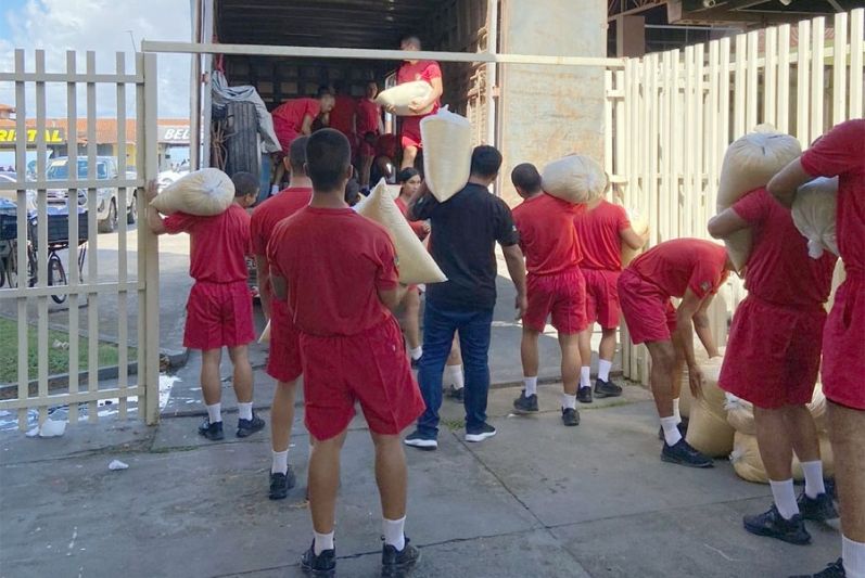 Embarque de material contou com o apoio do Corpo de Bombeiros
