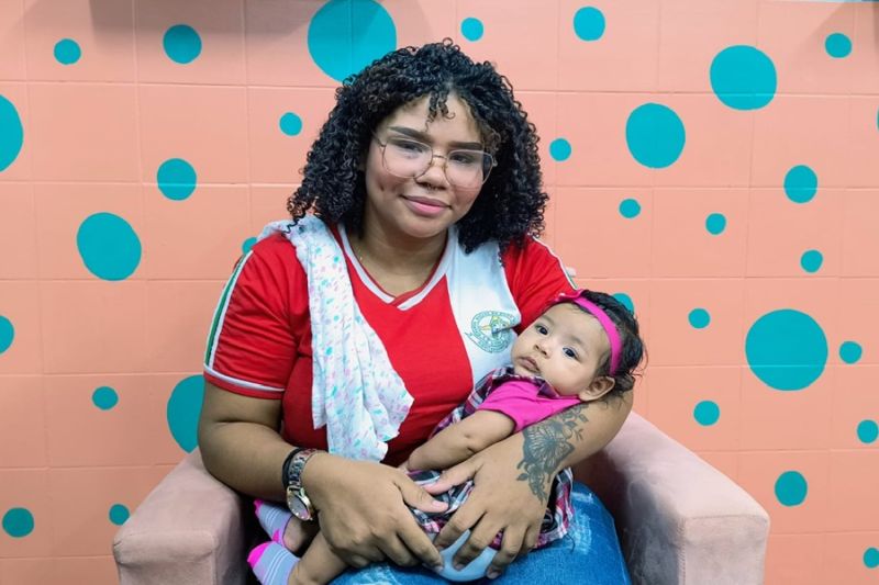 Programa combate a evasão escolar de mães matriculadas na Educação de Jovens e Adultos