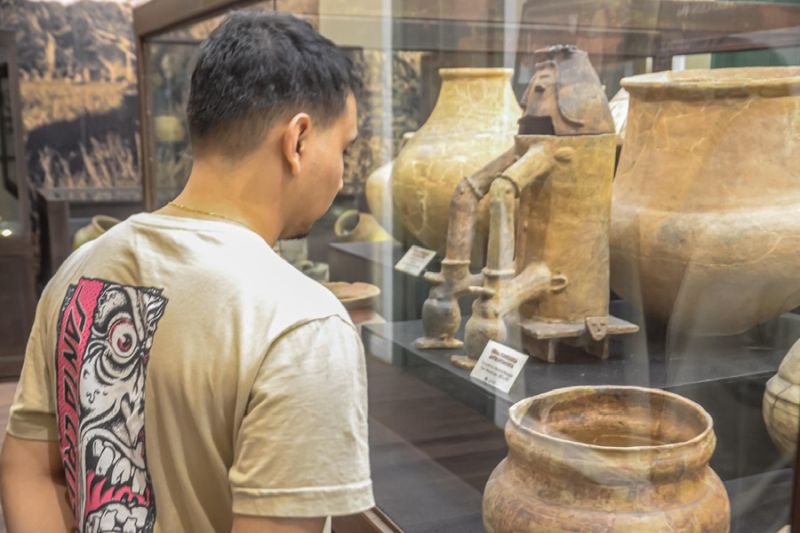 Urnas funerárias e vasos antropomorfos são alguns dos itens em exposição no Museu