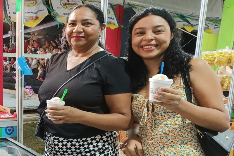 Maria Damasceno está visitando pela segunda vez o Arraiá do Povo com a filha Milena 