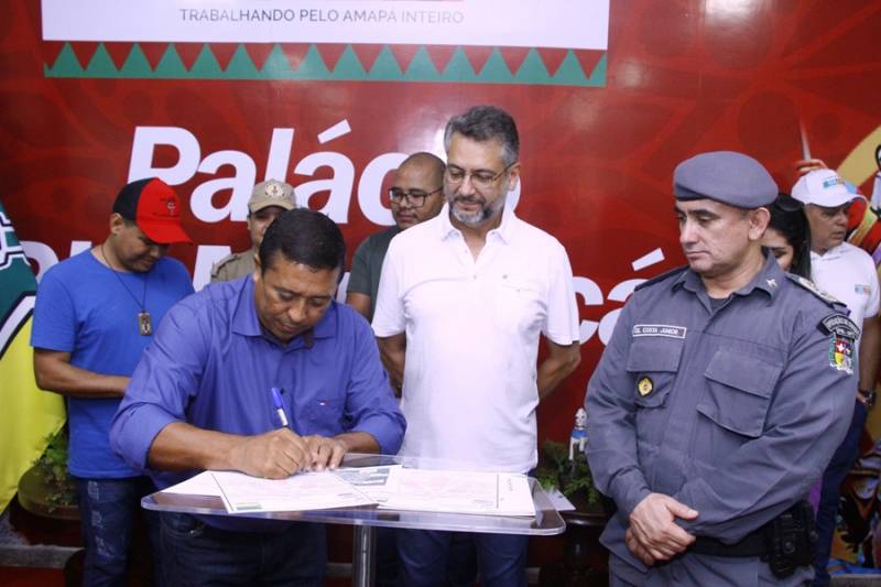 Prefeito de Mazagão, João Costa, assinou o título de domínio que doa um lote de terra à Polícia Militar