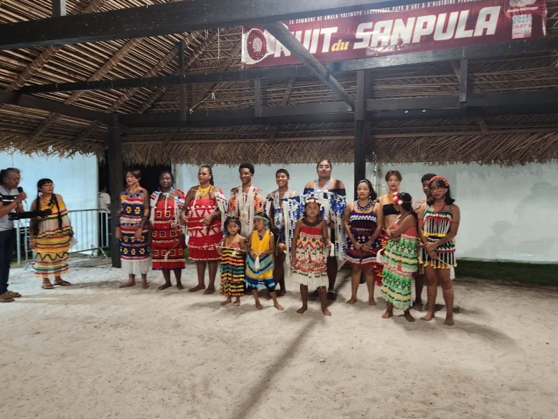 Desfile de trajes típicos foi uma das atrações mais esperadas da 'Noite de Sanpula', na Guiana Francesa