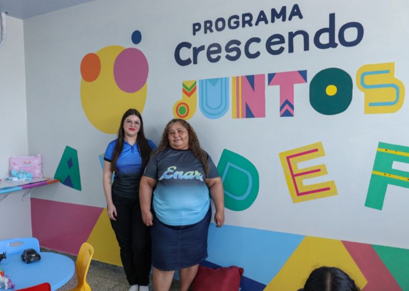 Cuidadora Aldilene Silva e professora Montorvânia Martins na nova sala do programa Crescendo Juntos