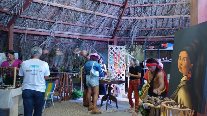 Na maloca haverá exposição e vendas de livros, degustação de bebidas tradicionais, além das apresentações de grupos de danças dos povos indígenas