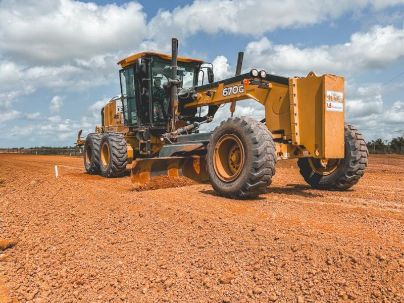 Máquinas são utilizadas na compactação do solo