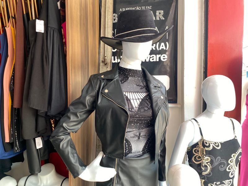 Roupas de couro, calça jeans e acessórios ganham destaque nas lojas do Centro Comercial de Macapá