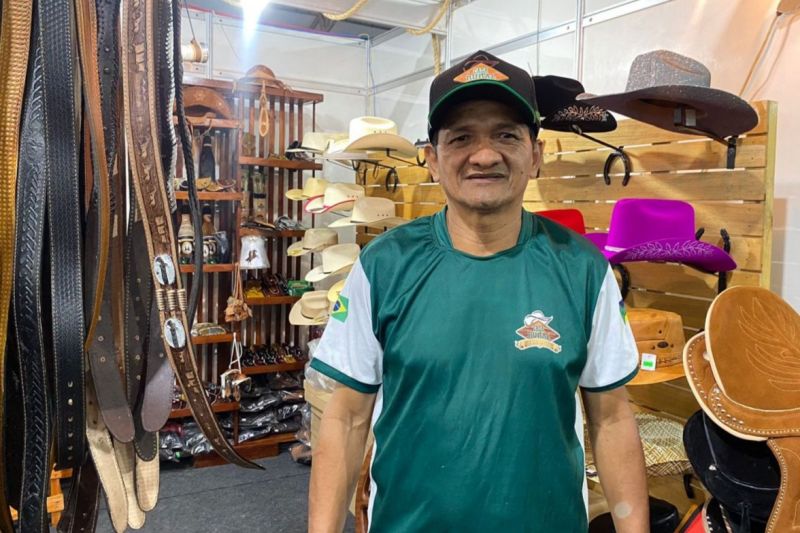 Empresário e artesão Edmilson Sousa, de 60 anos