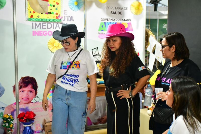A analista de planejamento, Leila Sacramento, visitando o espaço da exposição 