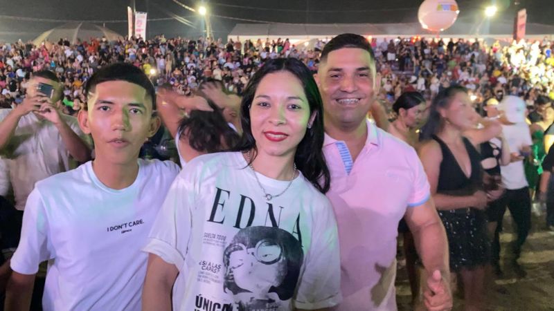 Operadora de caixa Glenda Moraes, de 37 anos, acompanhada de sua família