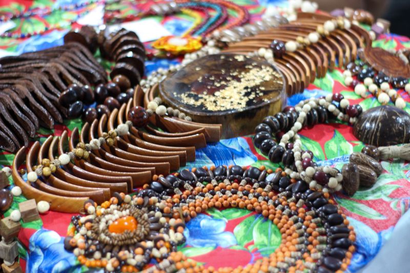 Colares, pulseiras e brincos foram expostos na feira