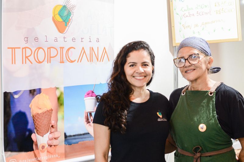 Mônica Pessoa, sua mãe e o marido Cristiano Meira vendem sorvetes saudáveis na 53ª Expofeira do Amapá