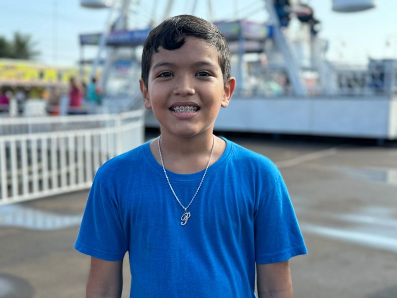 Pietro comemorando aniversário de 12 anos no parque de diversões