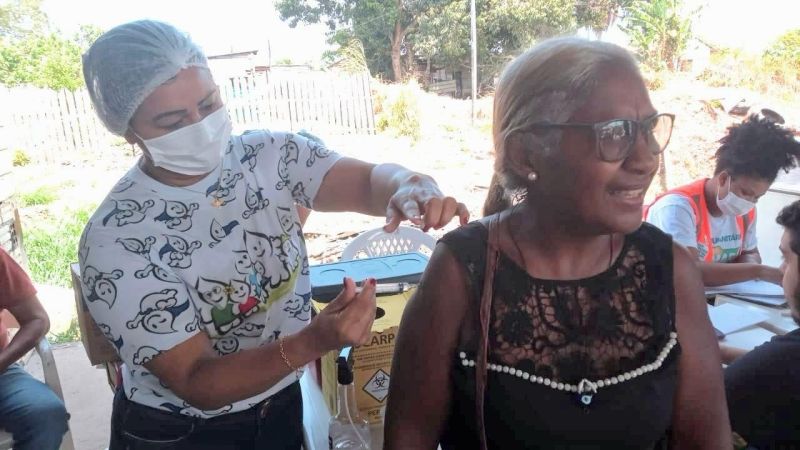 Aposentada Maria do Socorro Costa, de 67 anos, garantiu atualização da caderneta de vacinação
