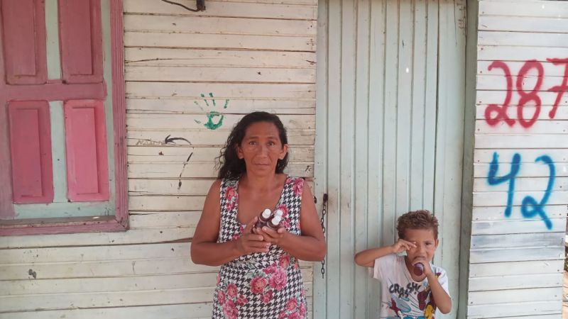 Maria do Socorro Costa aprendeu a usar hipoclorito no tratamento da água que consome e ainda recebeu o produto