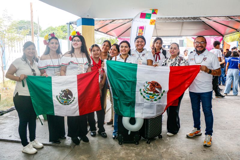 Se apresentam na feira estudantes de outros países, como o México