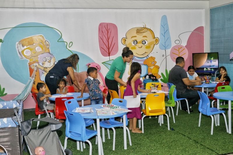 A sala recebe até 20 crianças diariamente