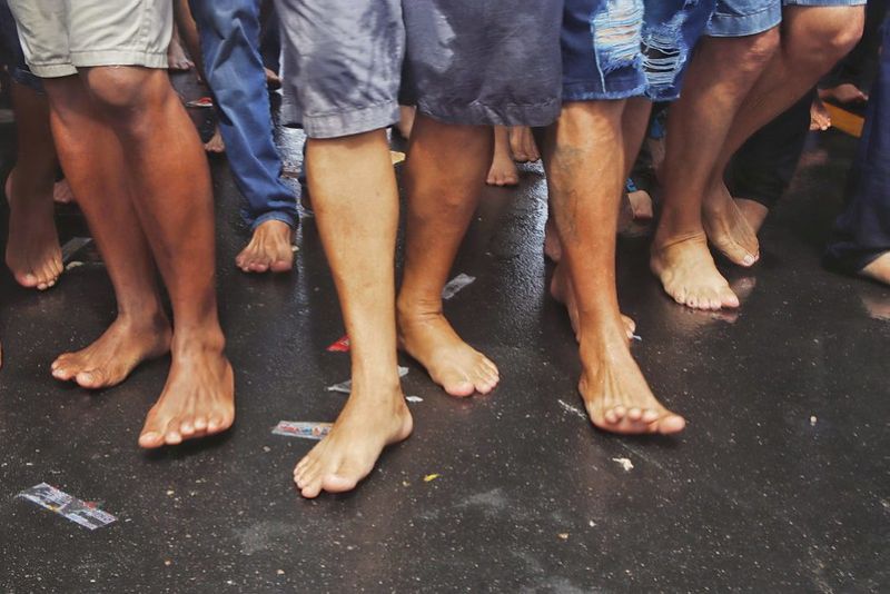 Promesseiros costumam segurar a corda da berlinda e caminhar descalços por todo o percurso do Círio