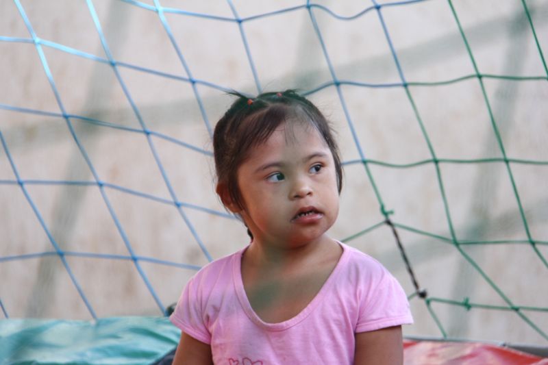 Lívia, de 4 anos, não perdeu tempo e brincou em todos os brinquedos