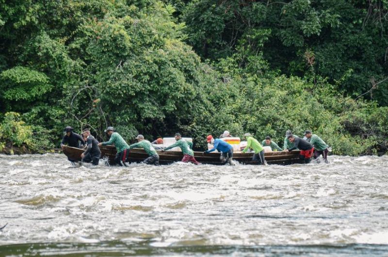 Equipe da expedição em subida de corredeira no Rio Iratapuru 