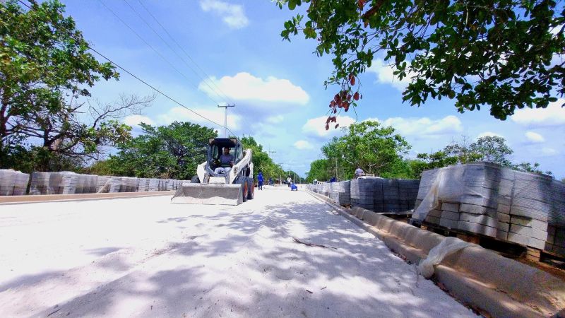 Blocos de concreto são unidos por compactação em areia