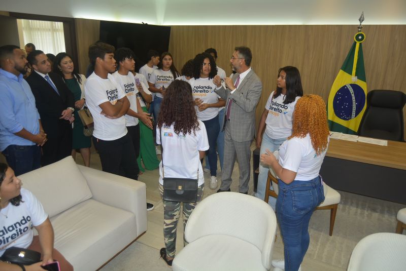 Estudantes puderam tirar dúvidas, conhecer curiosidades históricas e espaços como o gabinete do governador