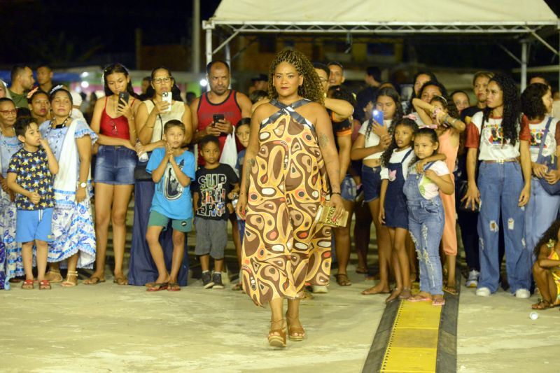 Desfile de moda afro teve como modelos moradoras e concluintes dos cursos