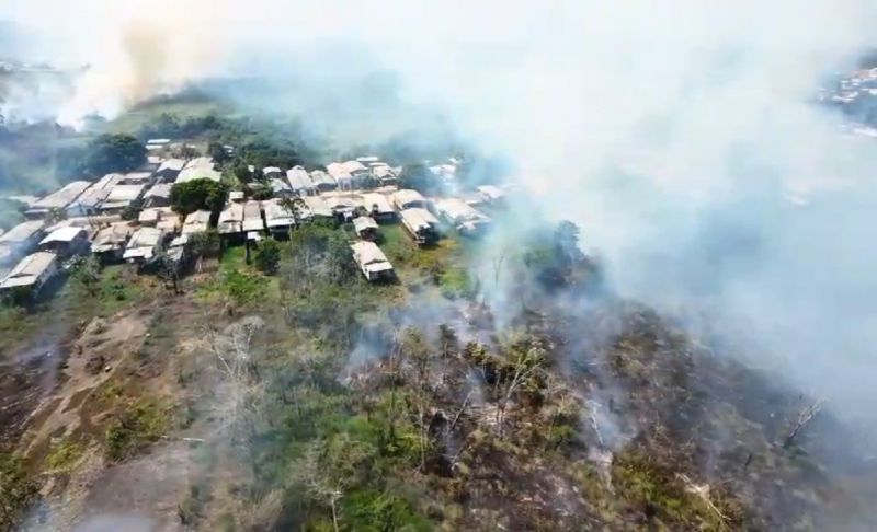 Foco é evitar que o fogo alcance área residencial