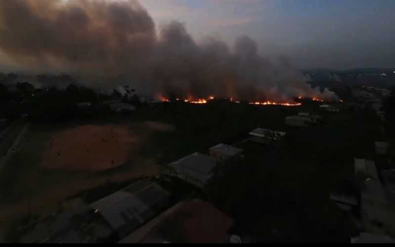 Fogo se espalhou para áreas urbanas do município. Equipes monitoram a região para controle imediato de novos incêndios