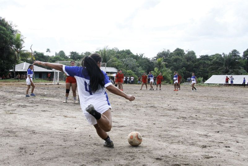 Indigenas competiram em jogos de futebol e corrida com tora de madeira