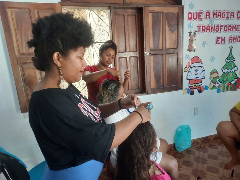 Durante a programação, foi realIzada uma oficina de penteados com tranças 