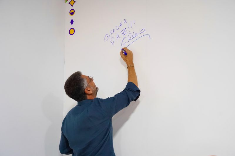 Governador Clécio Luís foi o primeiro a assinar na parede do local