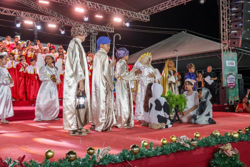 Alunos encenaram o nascimento de Cristo em um presépio vivo