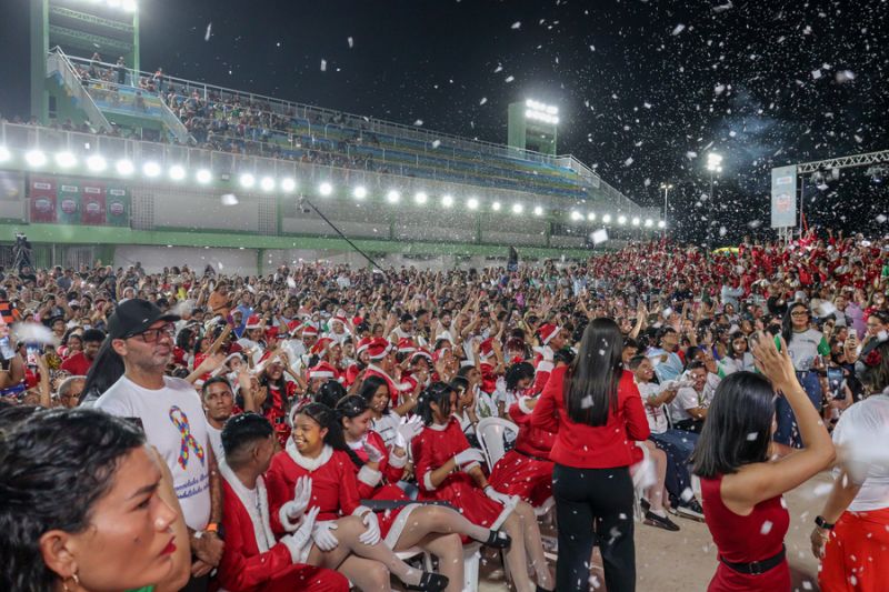 Canções de Natal e apresentações emocionaram o público no Sambódromo de Macapá 