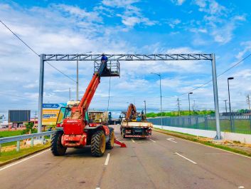 notícia: Governo do Amapá fará interdição parcial na Rodovia do Centenário para instalação de pórticos de sinalização