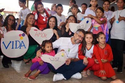 notícia: Governador Clécio Luís recepciona alunos na volta às aulas e anuncia ampliação da escola estadual do Miracema, em Macapá