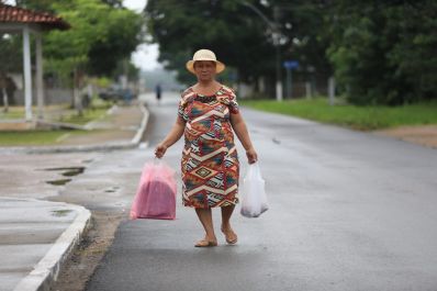 notícia: 'Posso caminhar por uma rua sem lama e buracos', comemora agricultora sobre as obras de recapeamento asfáltico do Governo do Amapá, em Ferreira Gome