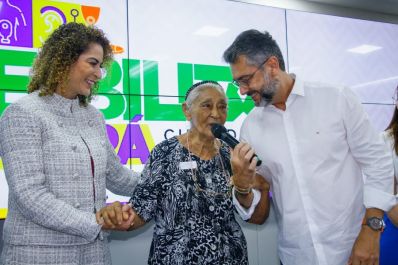 notícia: 'É a reestruturação dos atendimentos em assistência', destaca Clécio Luís com lançamento de programa e entrega de 100 aparelhos auditivos