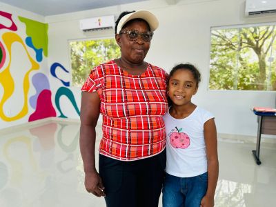 Izabel Silva, de 62 anos, e a neta Gabrielly, de 8 anos