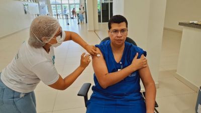 notícia: Profissionais de saúde da rede pública recebem vacinação contra doenças em ação do Governo do Amapá