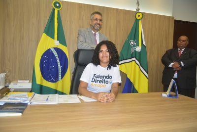Estudante Maria Izabel visitou o gabinete