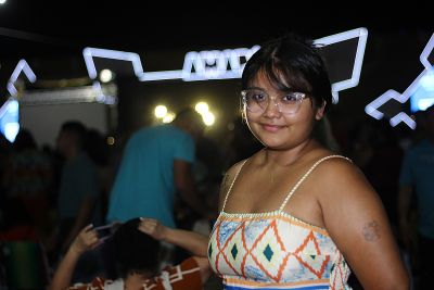 Jasmine Pastana também faz parte da multidão de fãs do ″Rei″ Roberto Carlos