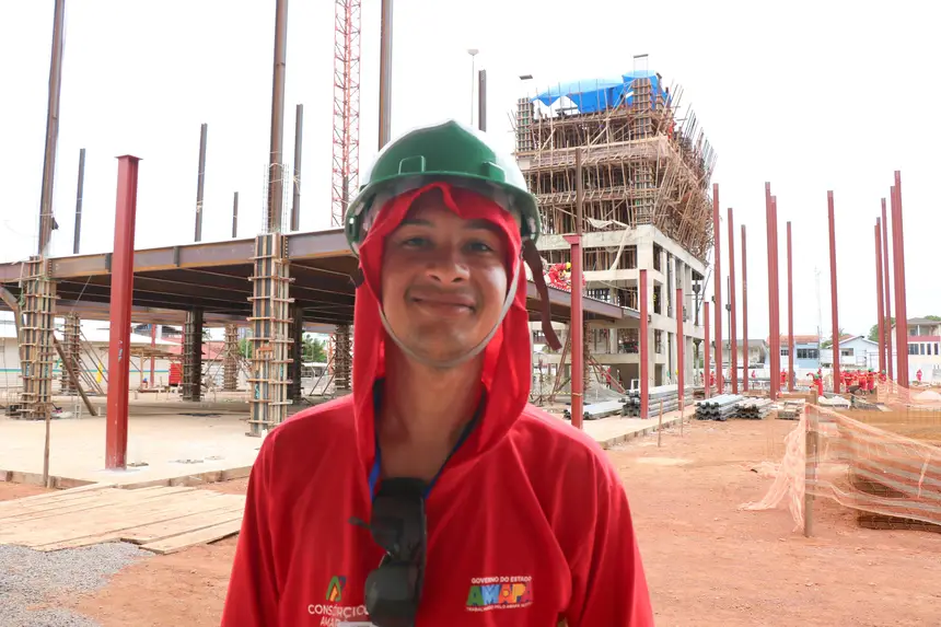 Erenildo Souza integra o grupo de trabalho exercendo a função de servente <div class='credito_fotos'>Foto: Nayana Magalhães/GEA   |   <a href='/midias/2025/originais/20250117130016-GC00028700-F00066786.webp' download><i class='fa-solid fa-download'></i> Download</a></div>