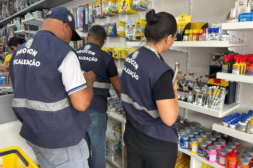 Foto: Divulgação/Procon-AP Na segunda fase, fiscais percorreram importadoras, papelarias e livrarias