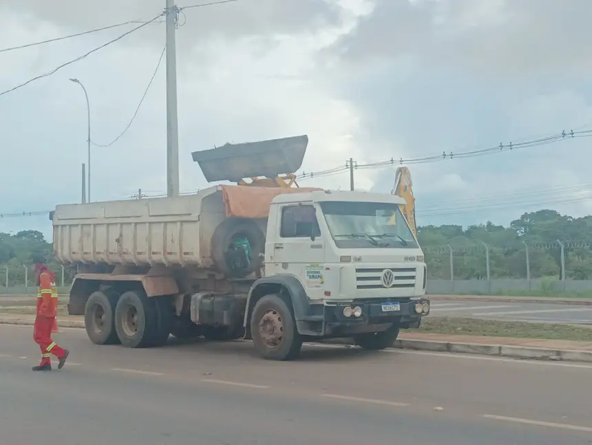 Foto: Arquivo Setrap Entulhos são retirados com auxílio de equipamentos