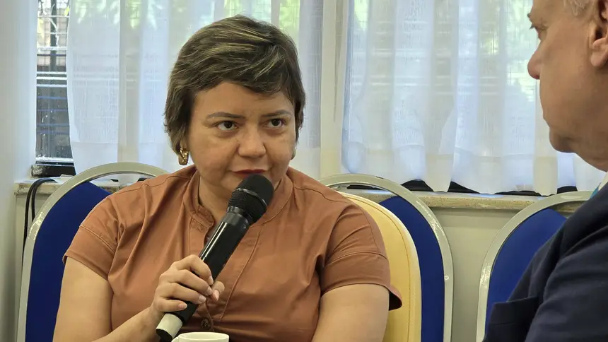 Taísa Mendonça, secretária de Meio Ambiente, conduz trabalhos do Comitê de Crise e Respostas Rápidas <div class='credito_fotos'>Foto: Max Renê/GEA | <a href='/midias/2025/originais/20250221201113-GC00029212-F00071029.webp' download><i class='fa-solid fa-download'></i> Download</a></div>