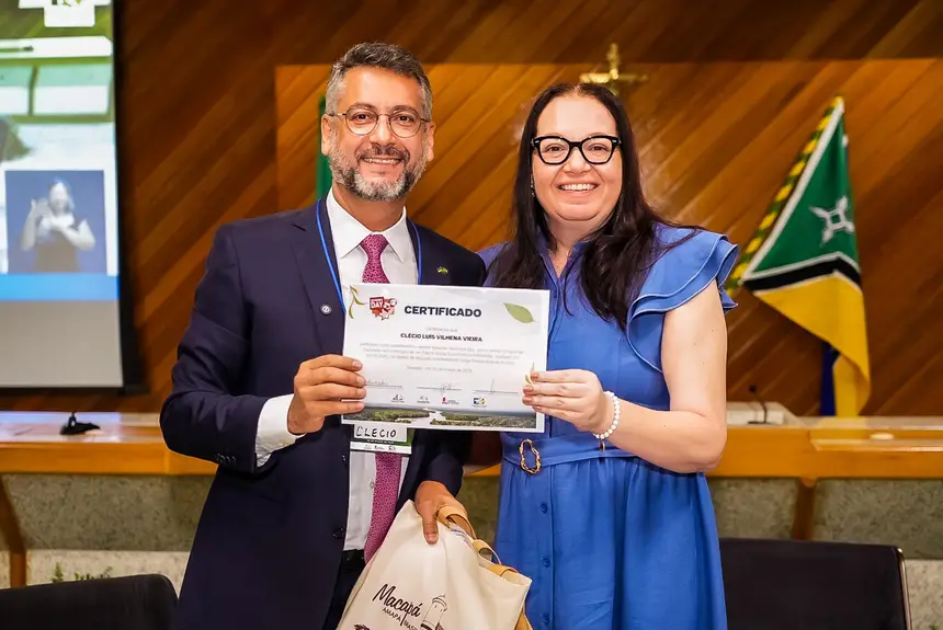 Governador Clécio Luís recebeu o certificado de participação no evento