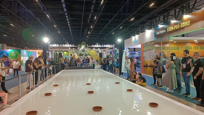 Espaço do arremesso de iscas montado no meio da feira