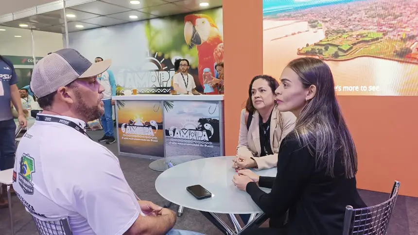 Secretária de Turismo, Syntia Lamarão, em conversa com o pescador e organizador de eventos esportivos, Rogério Bessa