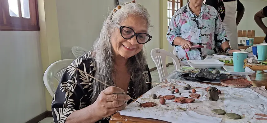 Foto: Ascom/Sete Em contato pela primeira vez com a argila, artesã Laura Marinho Neves produziu um colar e um par de brincos